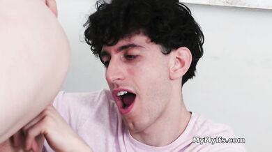 Její MILF kundička ho po náročném dni uklidní