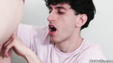 Její MILF kundička ho po náročném dni uklidní