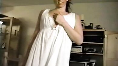 Carla se předvádí ve spodním prádle a ukazuje kundičku, než dostane creampie