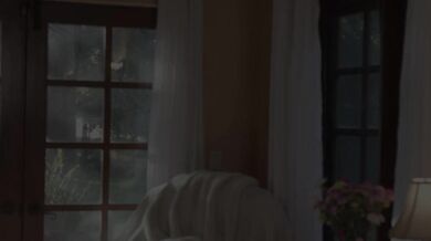 Hazel Moore si to rozdává se svým návštěvníkem