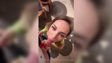 Nadržená Ivanka Peach si bere ptáka do síťovaných punčoch