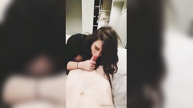 Brunetka Chloe Lamb miluje šukání a polykání spermatu