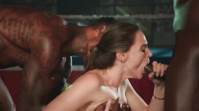 Žhavá MILF Tori Black si to rozdává se dvěma černými ptáky v mezirasové trojce