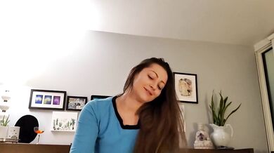 Krásná MILFka Dani Daniels v černých punčochách