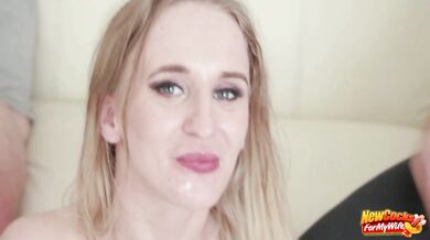 Blondýnka MILF Emily Ross jezdí na ptákovi a nechá si nastříkat do kundy