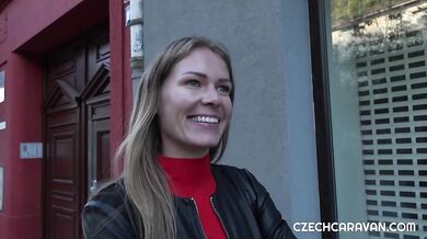 Blondýnka Claudia Mac je sbalena a ošukána v českém karavanu
