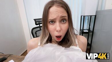 Plachá brunetka si v kanceláři užije drsný anální sex a špinavý ATM