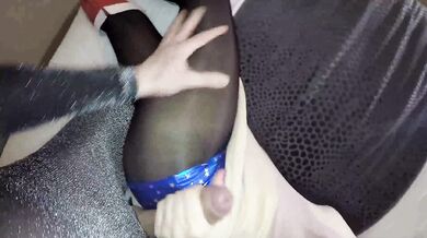Sonya Durganova předvádí své nohy v černých nylonových punčocháčích