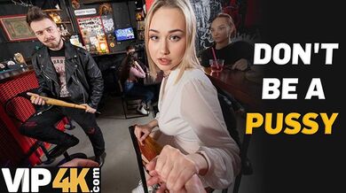 Blond přítelkyně to dostává tvrdě do zadku v přeplněném baru