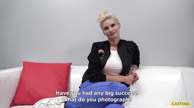 Krátkovlasá MILF amatérka si dá anál na castingu